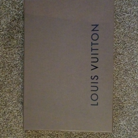 Box, dust ruffle and bag LV - Picture 3 of 4